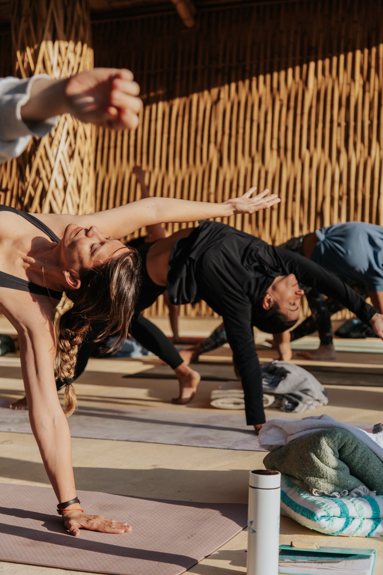 Práctica de yoga en luz dorada